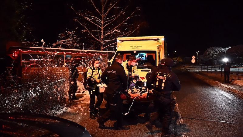 Na ubytovně v Praze se servala čtveřice, odvezli dva zraněné